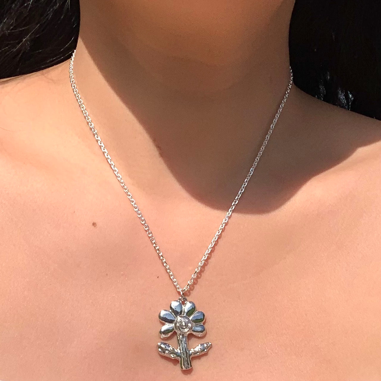 Smile flower with leaves necklace