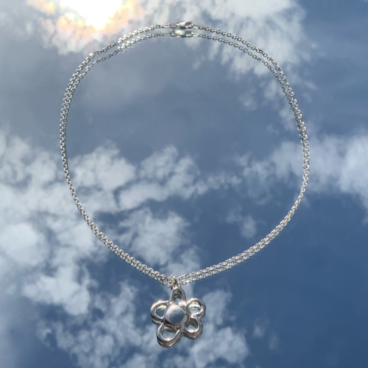 Outline flower necklace