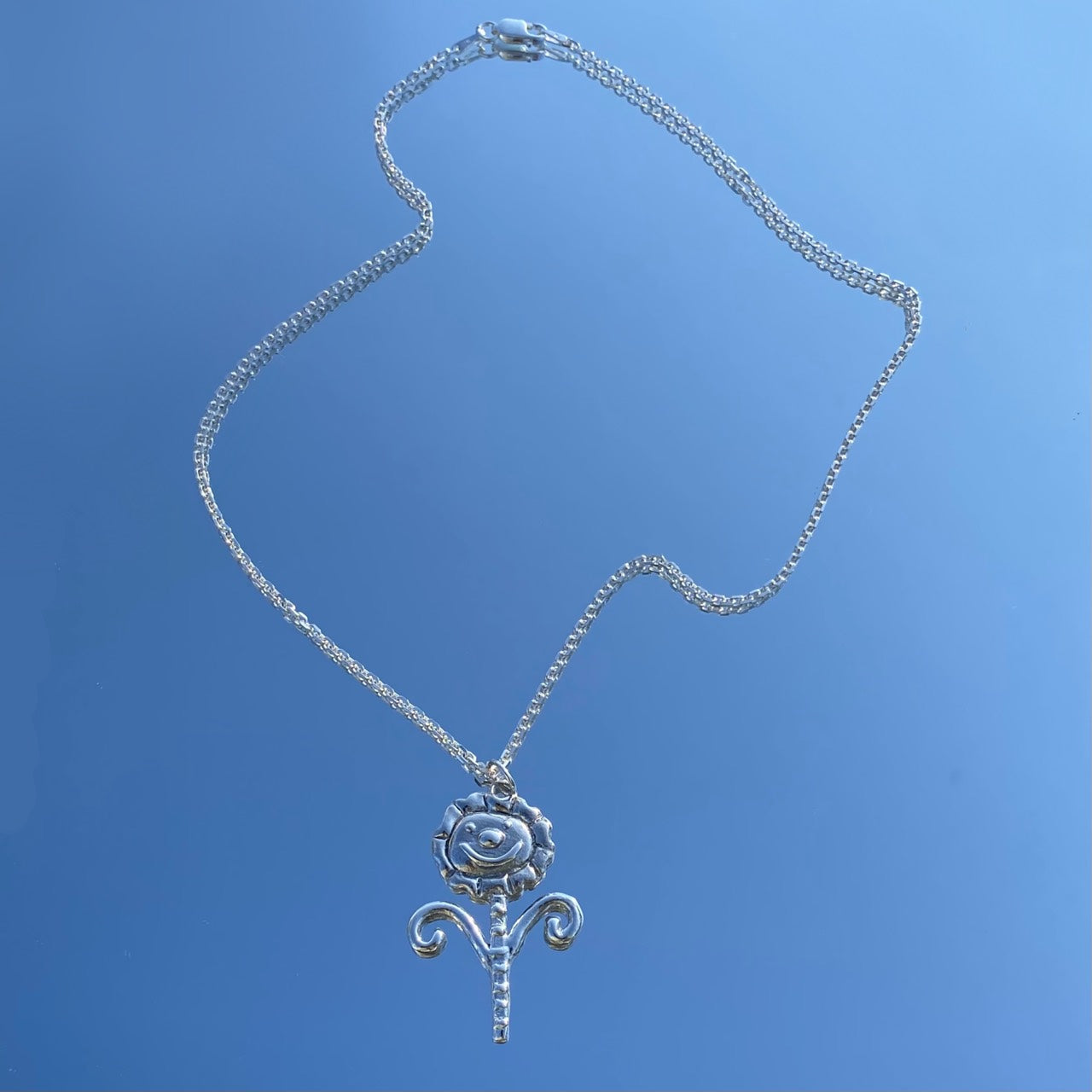 Smile curve leaves flower necklace